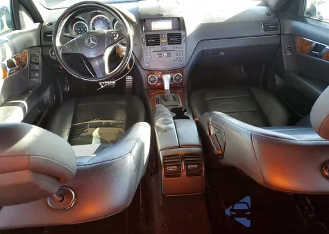 2010 Mercedes-Benz C 300 z USA, uszkodzony, nr VIN WDDGF5EB7AF428057